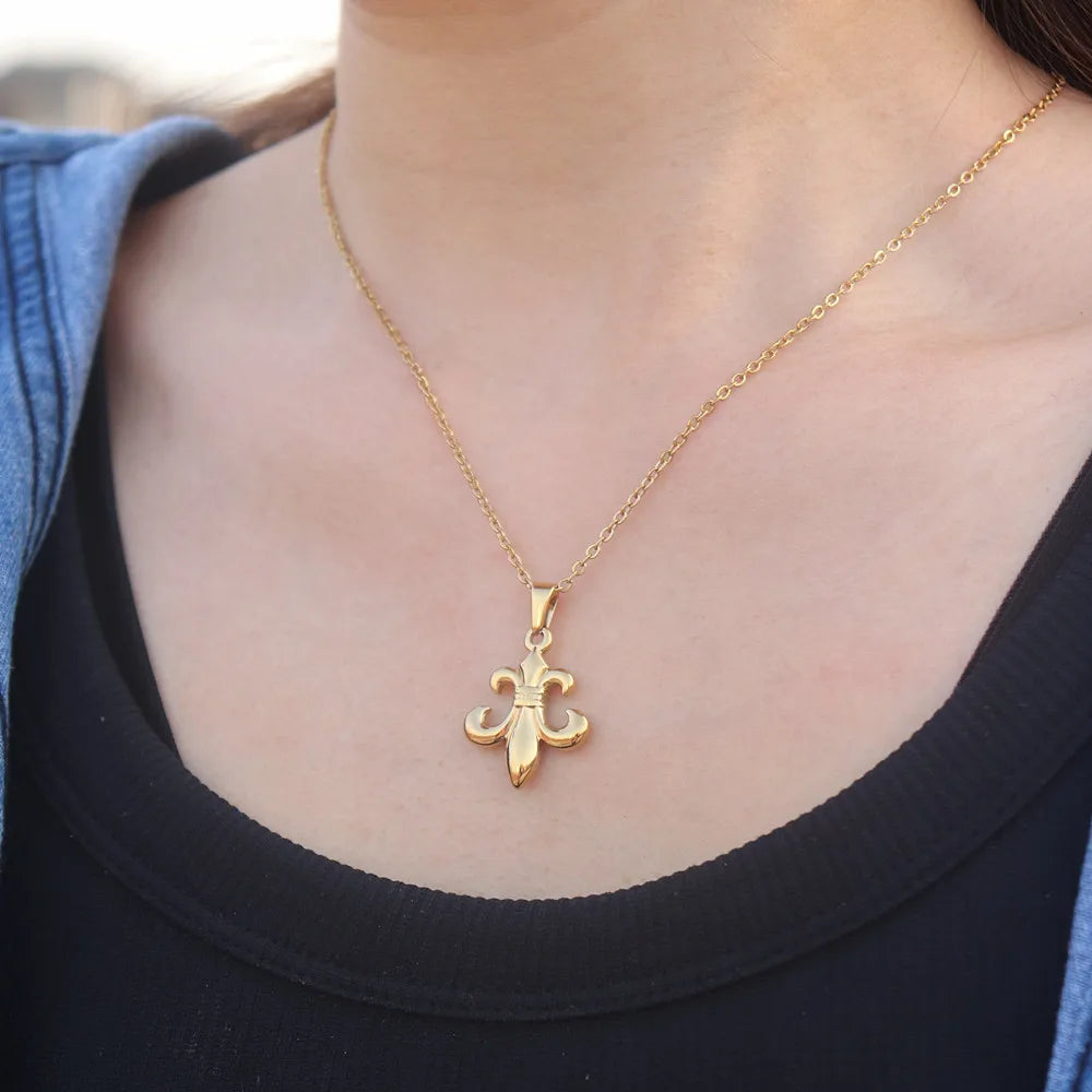 Collier en acier inoxydable avec fleur de lys pour femme