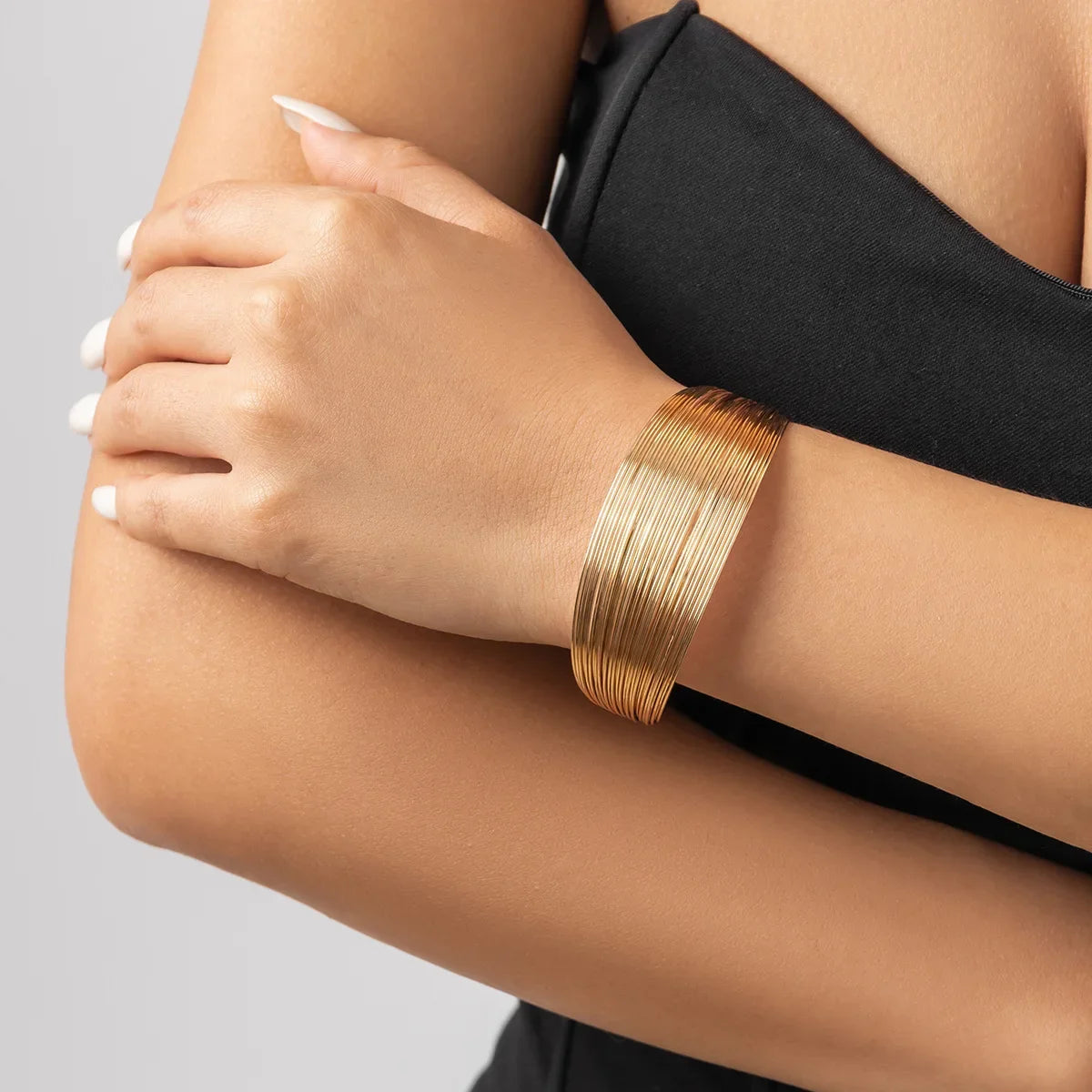 Bracelet large en métal avec ouverture multicouche