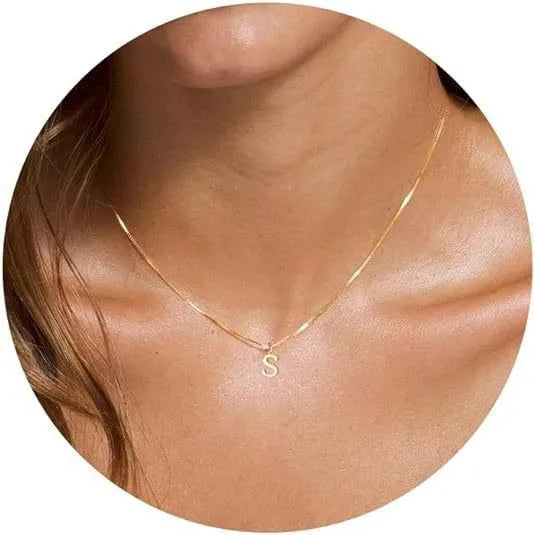 Collier initial plaqué or 18 carats