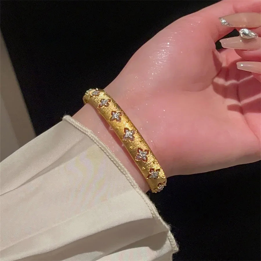 Bracelet pour femme de style antique à motif de fleur à quatre feuilles