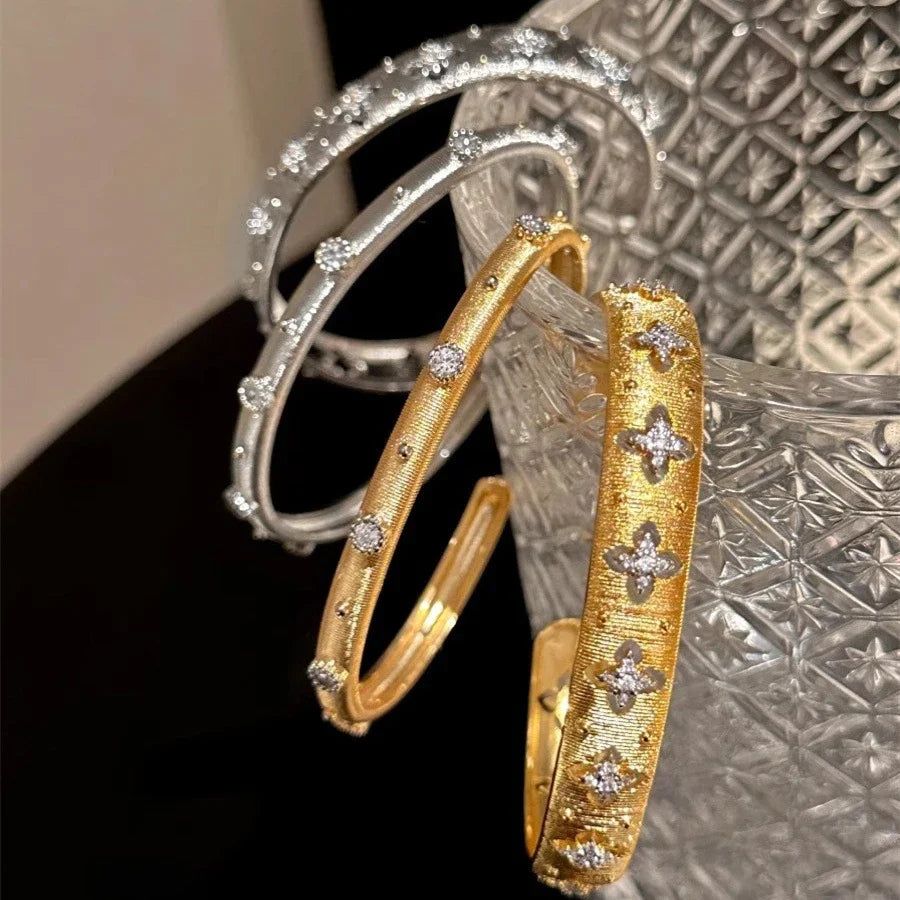Bracelet pour femme de style antique à motif de fleur à quatre feuilles