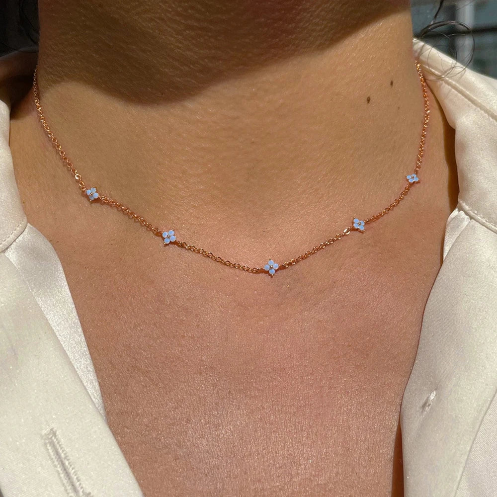 Chaine couleur or, avec jolie petite fleurs
