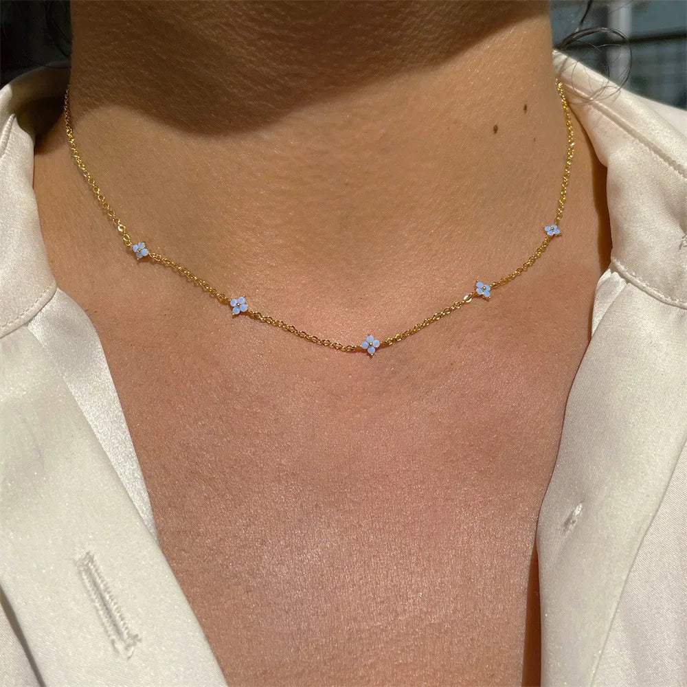 Chaine couleur or, avec jolie petite fleurs