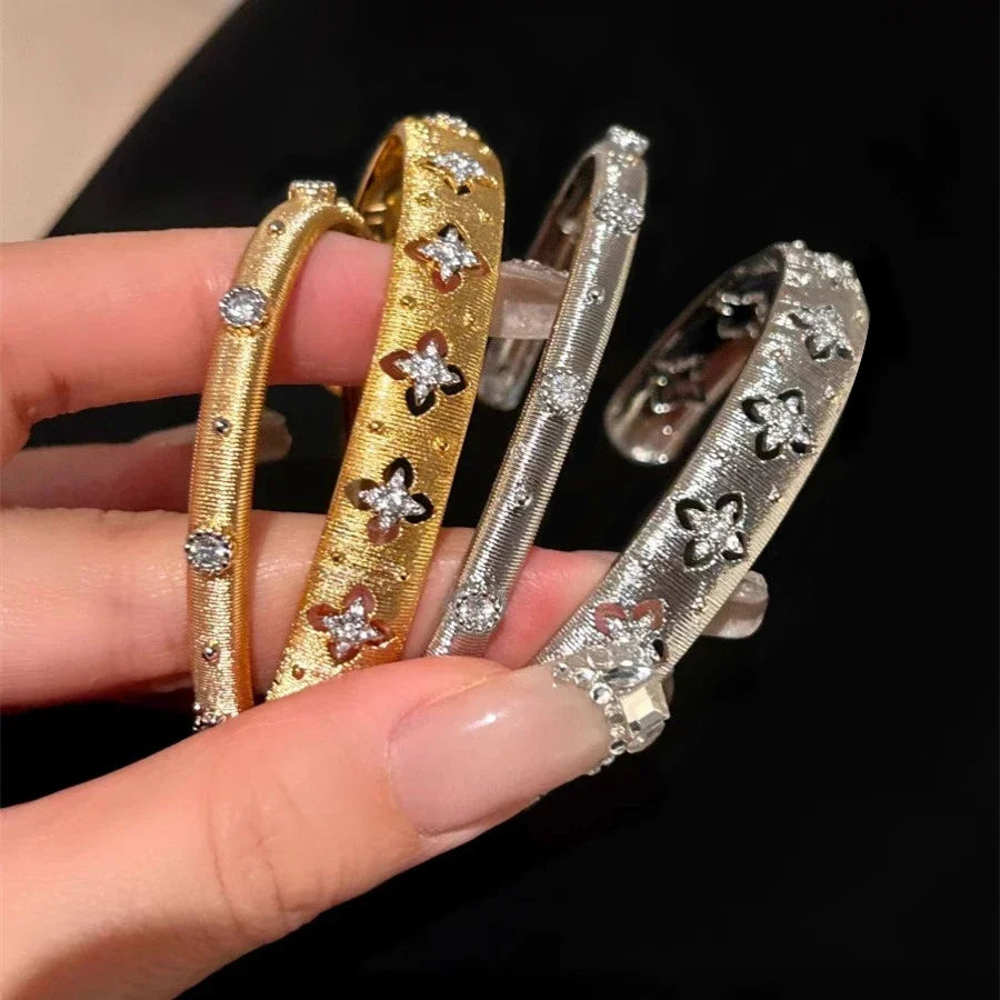 Bracelet pour femme de style antique à motif de fleur à quatre feuilles