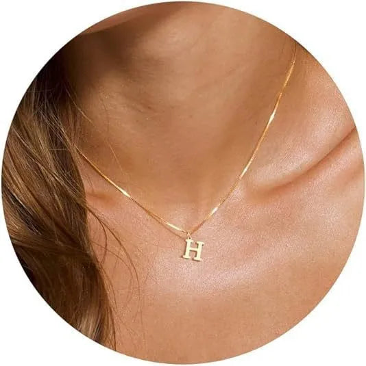 Collier initial plaqué or 18 carats