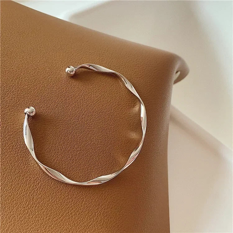 Bracelet torsadé simple et élégant