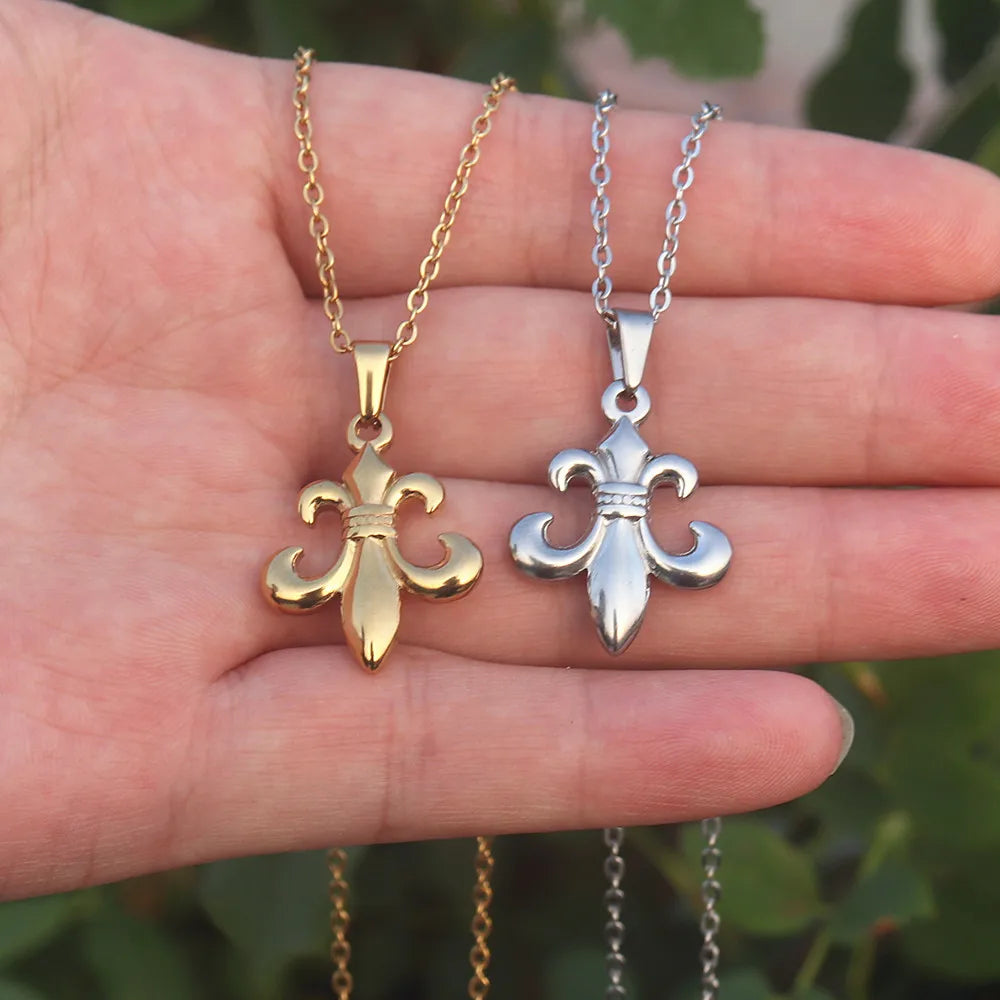 Collier en acier inoxydable avec fleur de lys pour femme