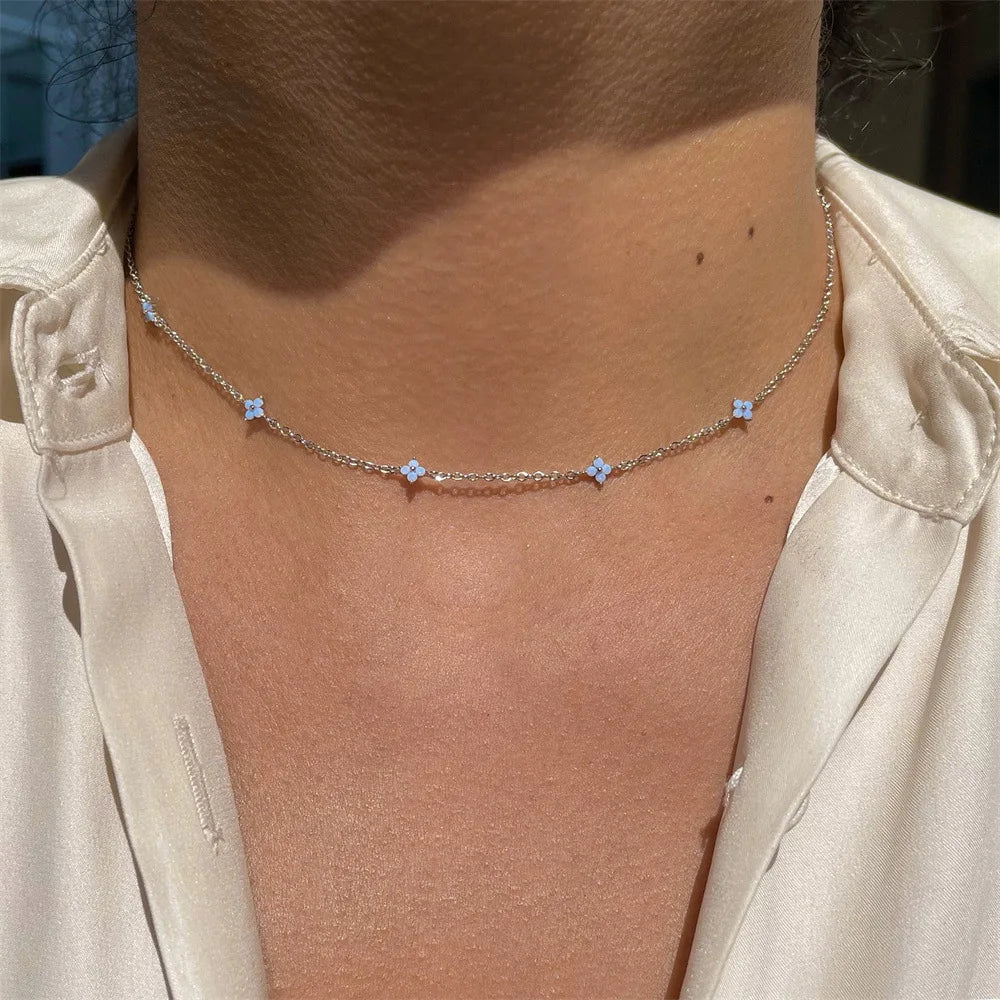 Chaine couleur or, avec jolie petite fleurs