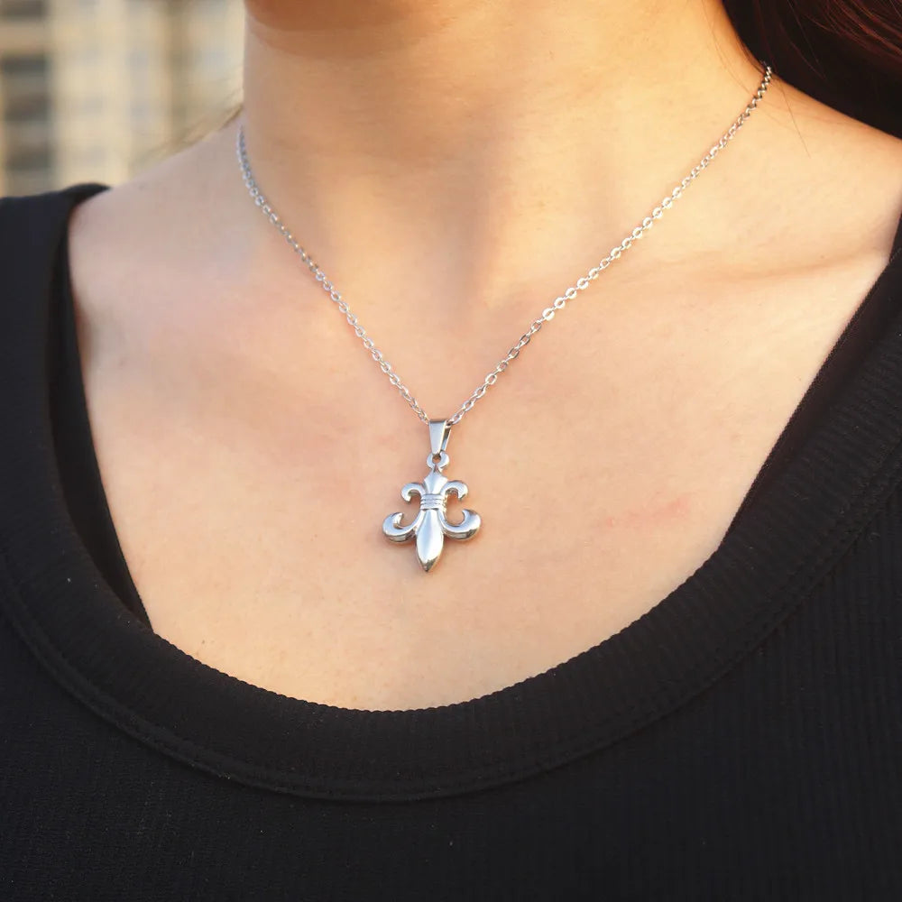 Collier en acier inoxydable avec fleur de lys pour femme
