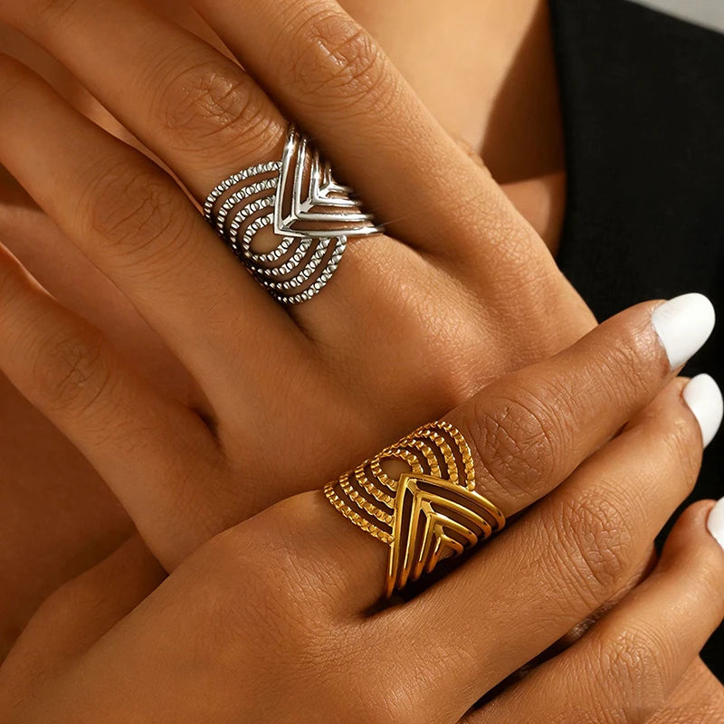 Bague en acier inoxydable au design irrégulier
