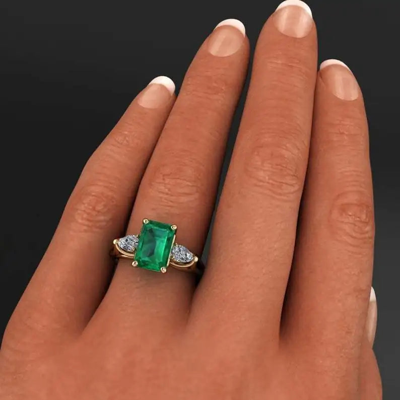 Bague couleur Or avec magnifique émeraude